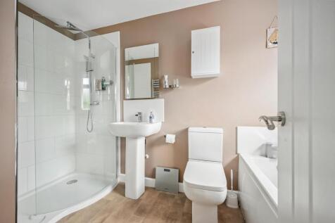 Bedroom One - en-suite bathroom.jpg