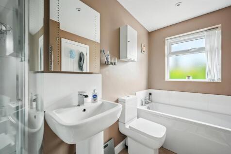 Bedroom One en-suite - bath.jpg