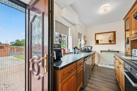 Kitchen and door to rear garden.jpg
