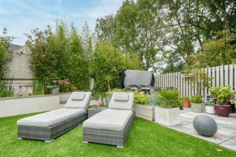 Garden - loungers and hot tub.jpg