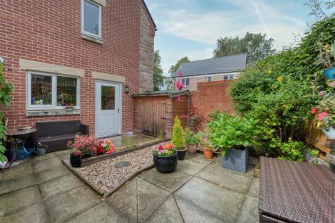 Rear Garden to shed.jpg