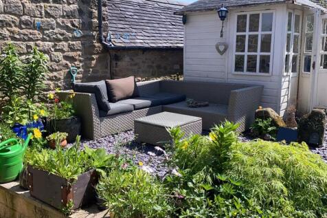 Garden - seating area.JPG