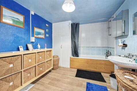 Bathroom - bath.jpg