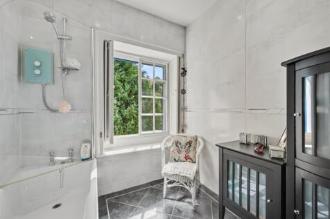 Bathroom to window.jpg