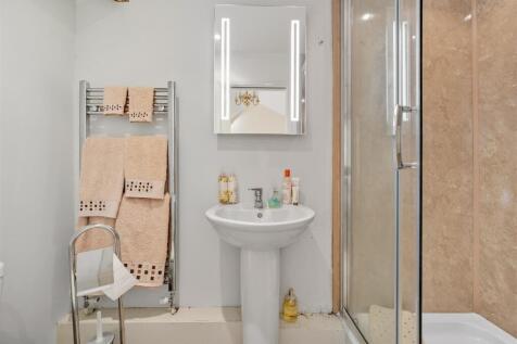 Bedroom Five en-suite.jpg