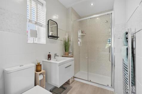 Bedroom One en-suite.jpg