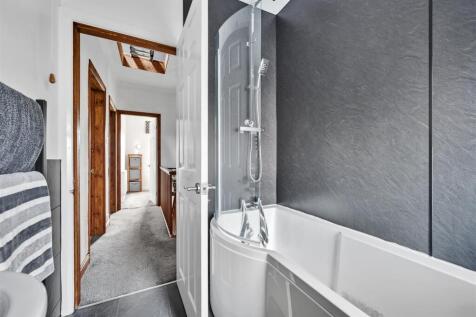 Bathroom to landing.jpg