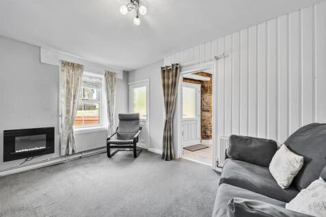 Lounge towards Kitchen 2.jpg