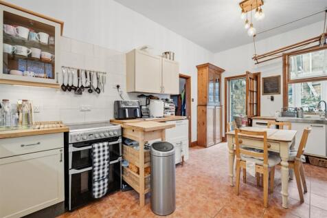 Dining Kitchen to Conservatory.jpg