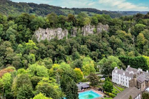 Drone - view to gorge past New Bath hotel.jpg