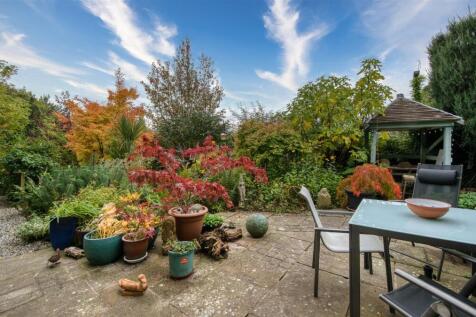 Garden - dining patio.jpg