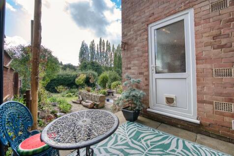 Outdoor patio to garden.jpg