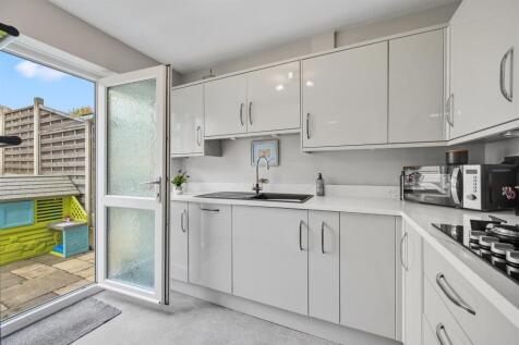 Kitchen to rear garden.jpg
