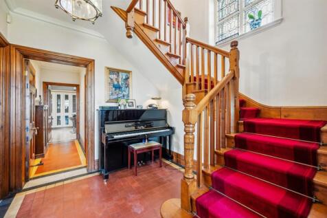 Entrance Hallway towards Kitchen.jpg