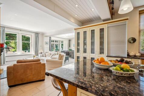 Kitchen towards sun room.jpg