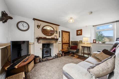 Snug towards fireplace.jpg