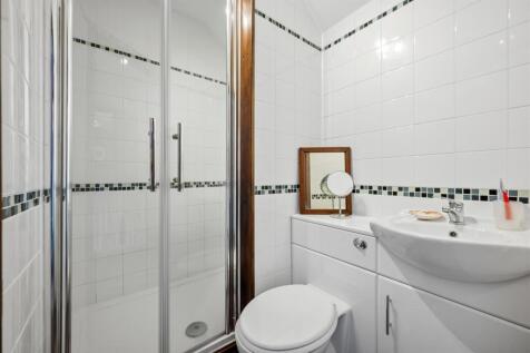 Bedroom One en-suite.jpg