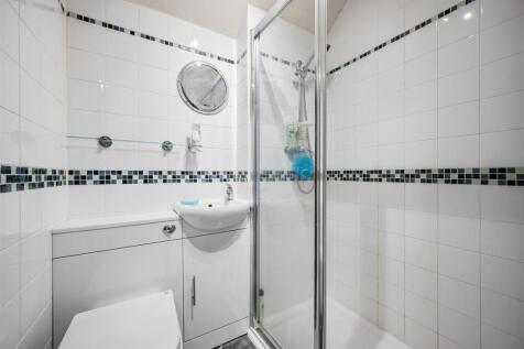 Bedroom Three en-suite.jpg