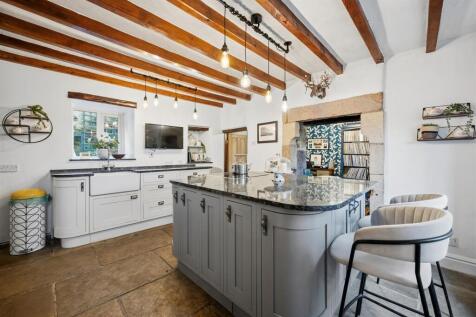 Kitchen towards Snug.jpg