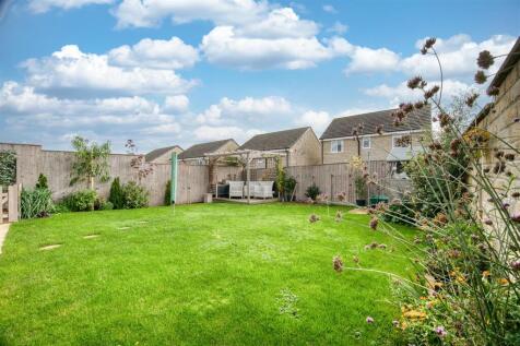 Rear garden - lawn and pergola.jpg