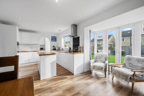 Dining area to kitchen and garden.jpg