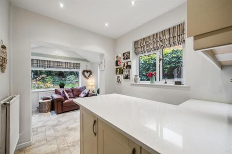 Breakfast bar and seating area.jpg