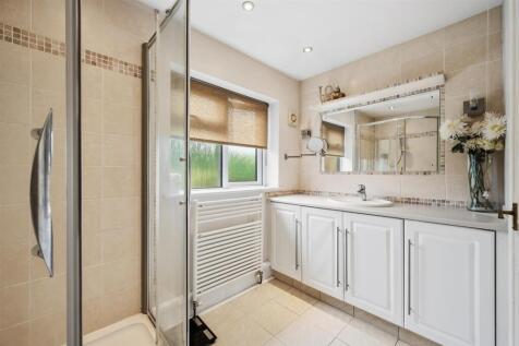 Bedroom One en-suite.jpg