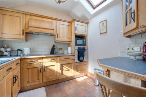 Kitchen and breakfast bar.jpg