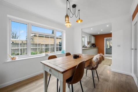 Dining Room to Lounge.jpg