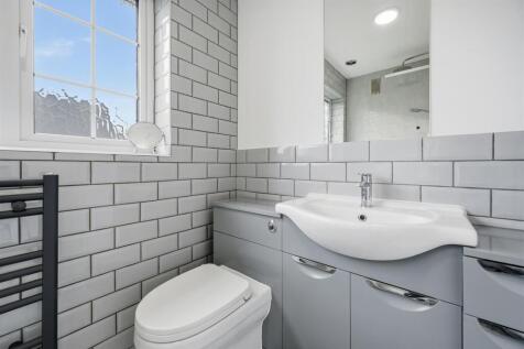 Bedroom Three en-suite vanity unit.jpg