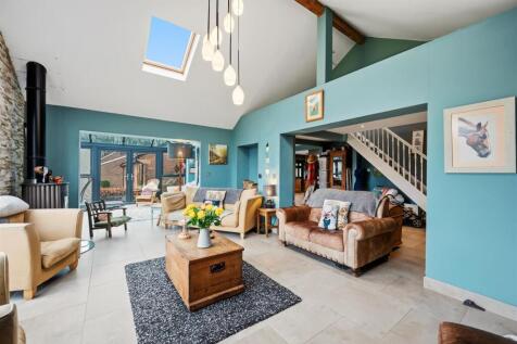 Open plan living - vaulted ceiling.jpg