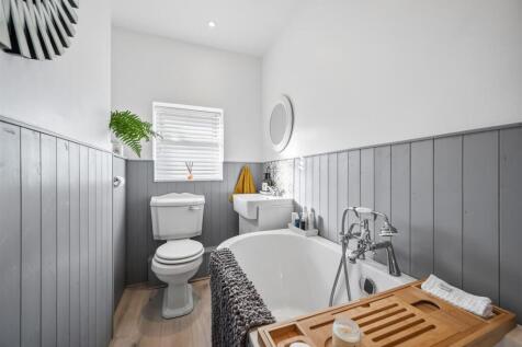 Bathroom - bath and WC.jpg