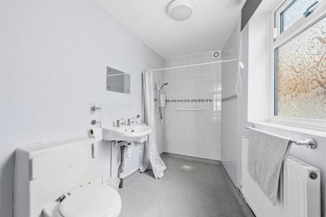 Bedroom One en-suite.jpg