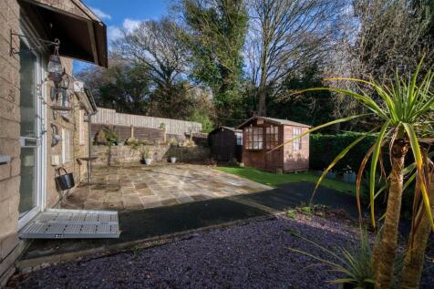 Rear Garden to summer house.jpg