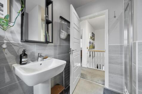 Bathroom to landing.jpg