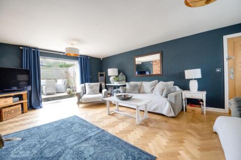 Lounge towards garden.jpg