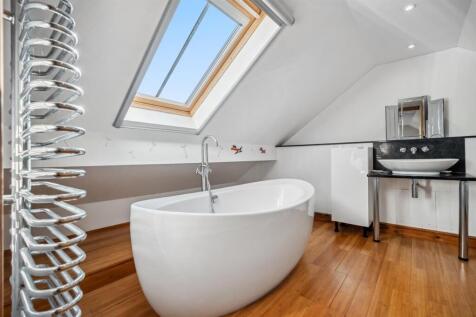 En-suite - vanity unit and bath.jpg