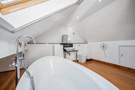En-suite - vanity unit from bath.jpg