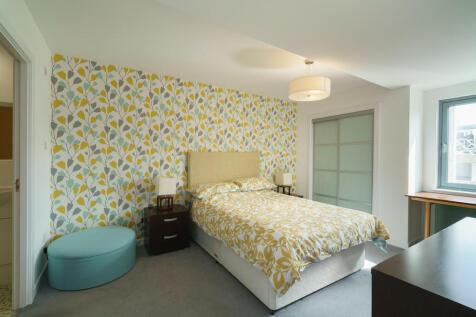 14. Bedroom 3 ang...