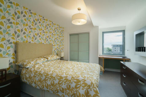 15. Bedroom 3 ang...