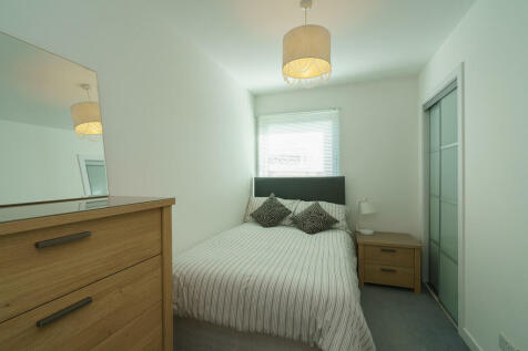 13. Bedroom 2 ang...