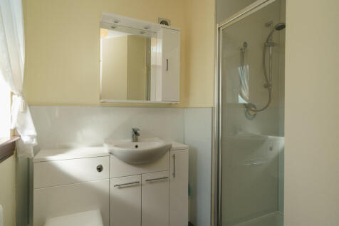 2. Bedroom 1 ensu...
