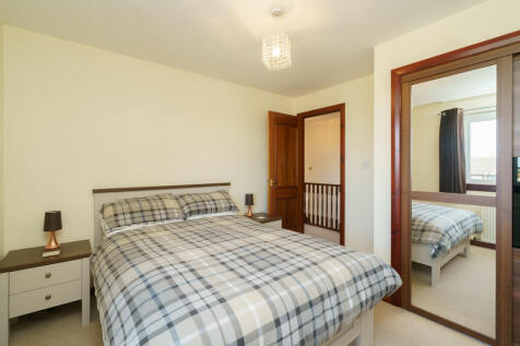 10. Bedroom 2 ang...