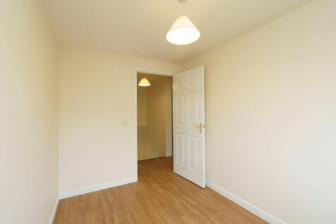 11. Bedroom 3 ang...