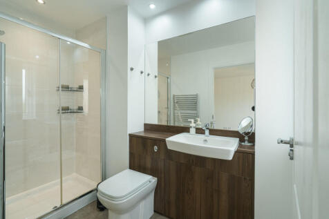 3. Bedroom 1 ensu...