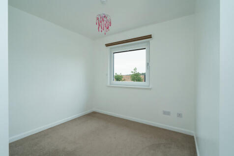 13. Bedroom 3 ang...