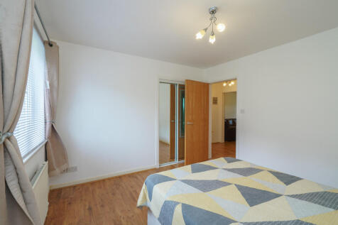 14. Bedroom 1 ang...