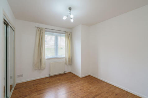 10. Bedroom 2 ang...