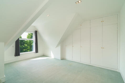 18. Bedroom 2 ang...