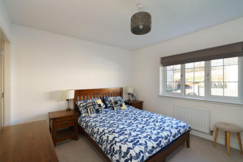 15. Bedroom 1 ang...